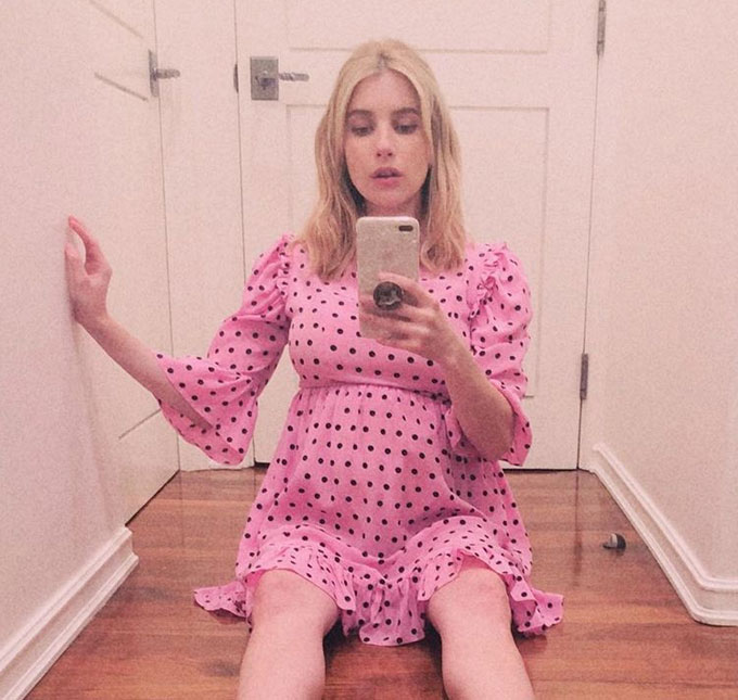 Grávida, Emma Roberts encanta ao surgir com vestido de bolinhas em clique fofo; veja!