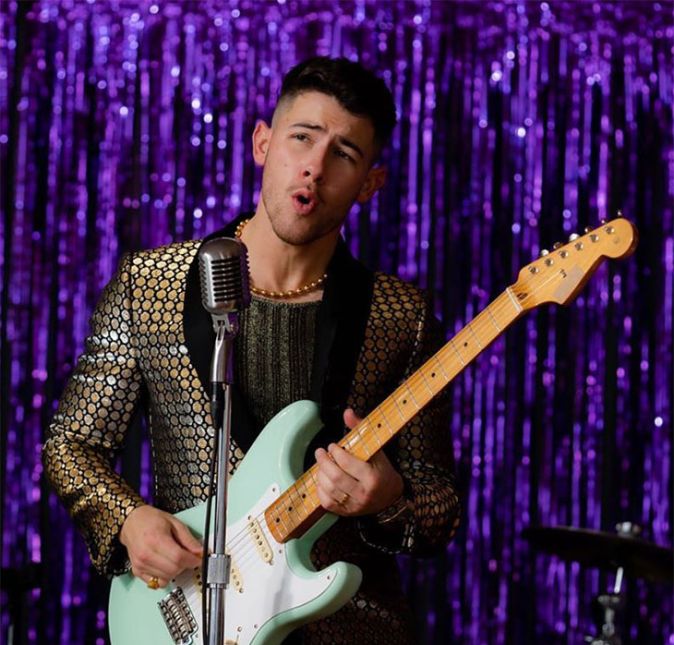 Desde que voltou a formar o trio musical com os irmãos, Nick tem apostado cada vez mais nos ternos como figurino. Este dourado, por exemplo, o deixou extremamente elegante, não é? Desde que voltou a formar o trio musical com os irmãos, Nick tem apostado cada vez mais nos ternos como figurino. Este dourado, por exemplo, o deixou extremamente elegante, não é?