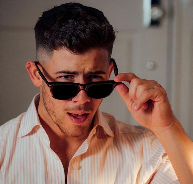 O cantor também deixa evidente que possui um jeito muito sedutor, como ele mostra na imagem acima. A cena é do clipe What A Man Gotta Do, uma das músicas mais recentes dos Jonas Brothers. O cantor também deixa evidente que possui um jeito muito sedutor, como ele mostra na imagem acima. A cena é do clipe What A Man Gotta Do, uma das músicas mais recentes dos Jonas Brothers.