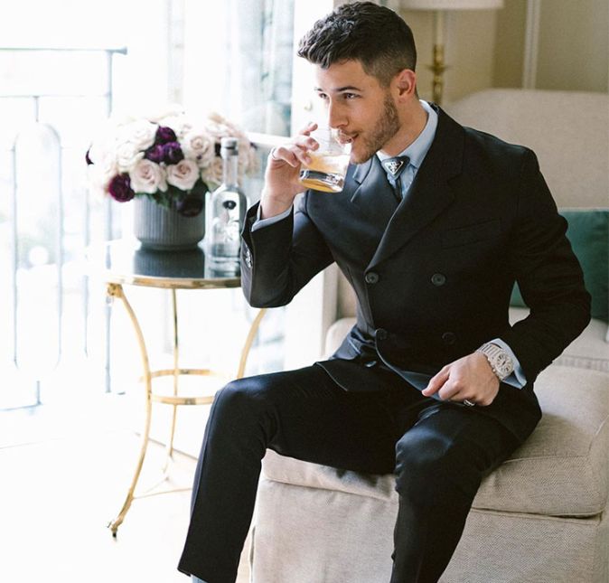 A peça já quase se tornou uma marca do cantor e ele adora compartilhar fotos de seus ternos no Instagram. Ele fica deslumbrante, não é mesmo? A peça já quase se tornou uma marca do cantor e ele adora compartilhar fotos de seus ternos no Instagram. Ele fica deslumbrante, não é mesmo?