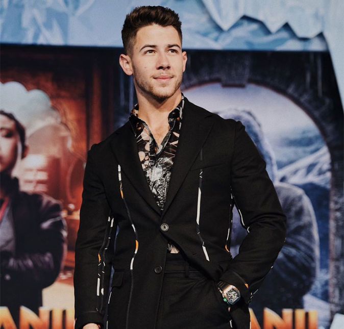 Aqui, Nick Jonas usou outro terno para participar da première de Jumanji: Próxima Fase, em Los Angeles. No filme, Nick interpreta o quinto jogador escondido no game, Jefferson, avatar de um homem que ficou preso no local durante 20 anos. Aqui, Nick Jonas usou outro terno para participar da première de Jumanji: Próxima Fase, em Los Angeles. No filme, Nick interpreta o quinto jogador escondido no game, Jefferson, avatar de um homem que ficou preso no local durante 20 anos.