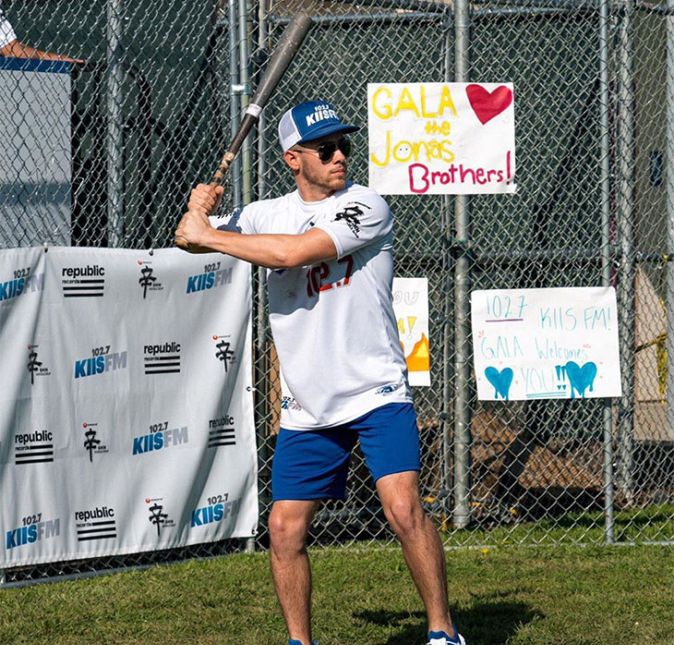 E não é só em shows, videoclipes e premières que o cantor mostra elegância. Veja esse clique de Nick Jonas jogando baseball! Ele parece tão pleno, não é mesmo? Que homem! E não é só em shows, videoclipes e premières que o cantor mostra elegância. Veja esse clique de Nick Jonas jogando baseball! Ele parece tão pleno, não é mesmo? Que homem!