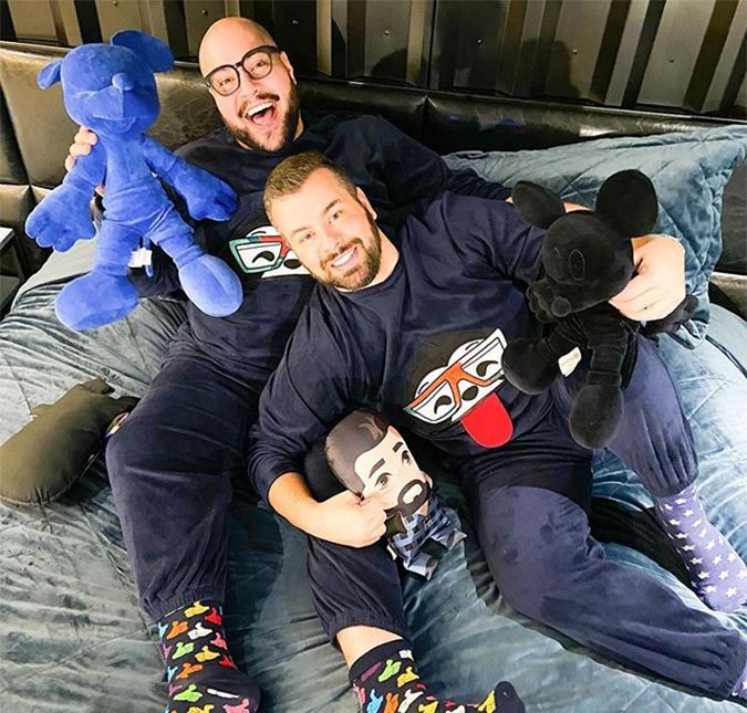 Quando Tiago Abravanel completou cinco anos de casamento com Fernando Poli, o apresentador fez uma espécie de carta aberta ao amado, e ainda deu detalhes sobre o pedido de casamento. -No dia 13 de setembro de 2015 nós estávamos em uma carruagem com você me pedindo em casamento. E eu disse sim!, revelou ele, sem dar mais detalhes. A comemoração, no entanto, foi tão especial quanto o pedido feito numa carruagem: - Em 13 de setembro de 2020, não teve carruagem, nem presente incrível, nem mesmo lembrancinha comprada de última hora. Perdão, meu amor. Vou melhorar. Passe o tempo que for, o sentimento estará sempre marcado em nossas vidas. Parabéns, meu amor. Parabéns por me aguentar e permitir que seus cinco dedos se entrelacem com os meus. É assim que a gente vai seguir, lado a lado, de mãos dadas, juntos. Quando Tiago Abravanel completou cinco anos de casamento com Fernando Poli, o apresentador fez uma espécie de carta aberta ao amado, e ainda deu detalhes sobre o pedido de casamento. -No dia 13 de setembro de 2015 nós estávamos em uma carruagem com você me pedindo em casamento. E eu disse sim!, revelou ele, sem dar mais detalhes. A comemoração, no entanto, foi tão especial quanto o pedido feito numa carruagem: - Em 13 de setembro de 2020, não teve carruagem, nem presente incrível, nem mesmo lembrancinha comprada de última hora. Perdão, meu amor. Vou melhorar. Passe o tempo que for, o sentimento estará sempre marcado em nossas vidas. Parabéns, meu amor. Parabéns por me aguentar e permitir que seus cinco dedos se entrelacem com os meus. É assim que a gente vai seguir, lado a lado, de mãos dadas, juntos.