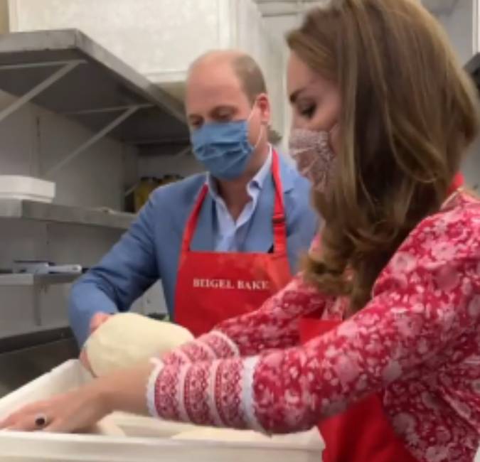 Kate Middleton e príncipe William fazem pão em padaria de Londres e seguidores questionam: <I>Cadê a luva e a rede no cabelo?</i>