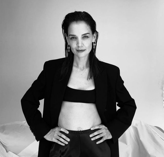 Nascida em 18 de dezembro de 1978, Katie Holmes passou a preocupar os fãs após uma nota divulgada pelo Radar Online em janeiro de 2020, que dizia que a atriz estaria pesando 41 quilos e, ainda assim, seguia fazendo dieta. Suri Cruise, filha da atriz com o ator Tom Cruise, estaria implorando para que a mãe comesse. De acordo com a publicação, a atriz estaria pensando em retomar a carreira de modelo; para isso, teria de lutar contra a balança. Segundo o site, a atriz estaria se alimentando de palitinho de aipo e alface, com um punhado de sementes e nozes junto. Katie não estaria ingerindo mais de 500 calorias por dia e todas as roupas dela estariam largas.