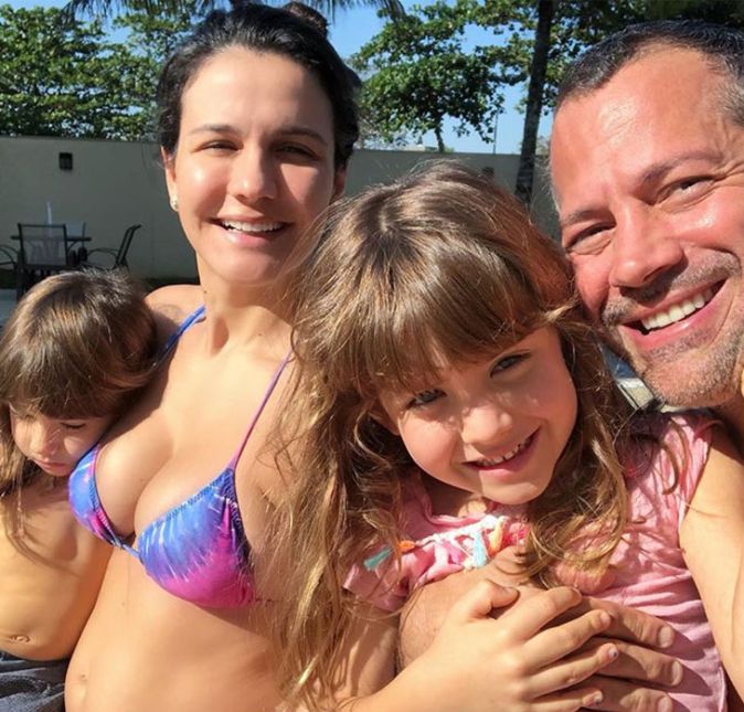 Nos Stories do Instagram, Malvino Salvador mostrou que até as filhas, Ayra e Kyara, estavam acompanhando Kyra Gracie no ultrassom do novo bebê, Rayan! Quando o garotinho apareceu na barriga da mãe durante o exame, as pequenas soltaram um Oi, bebê!, encantando os pais. Kyra também aproveitou para comentar o momento: - Hoje viemos fazer ultra com a família toda. O Dr fez a da Kyara, da Ayra e agora do Rayan. O caçula da família com certeza é muito amado, não é? Nos Stories do Instagram, Malvino Salvador mostrou que até as filhas, Ayra e Kyara, estavam acompanhando Kyra Gracie no ultrassom do novo bebê, Rayan! Quando o garotinho apareceu na barriga da mãe durante o exame, as pequenas soltaram um Oi, bebê!, encantando os pais. Kyra também aproveitou para comentar o momento: - Hoje viemos fazer ultra com a família toda. O Dr fez a da Kyara, da Ayra e agora do Rayan. O caçula da família com certeza é muito amado, não é?