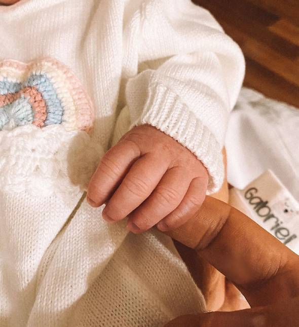 Marcelo Zangrandi posta clique segurando a mãozinha do filho com Flávia Viana - e pequeno aparece também no colo da irmã!