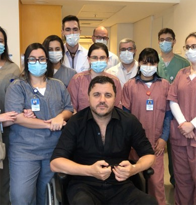 Maurício Manieri recebe alta hospitalar após sofrer infarto: - <I>Momentos mais difíceis da minha vida</I>