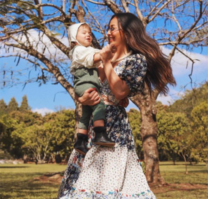 O look não precisa ser exatamente igual para estar combinando! Sabrina e Zoe já posaram na mesma vibe, bem camponesas, e arrasaram na combinação para um dia no interior. O look não precisa ser exatamente igual para estar combinando! Sabrina e Zoe já posaram na mesma vibe, bem camponesas, e arrasaram na combinação para um dia no interior.