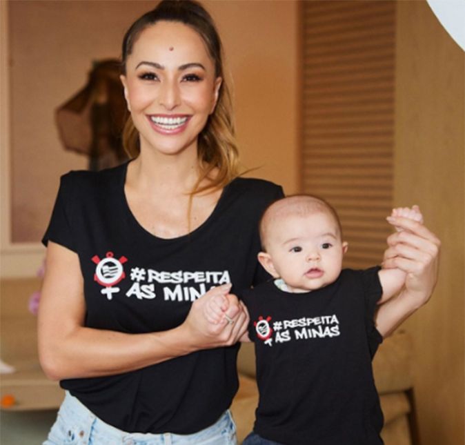 Claro que Zoe também é corinthiana, né? Quando ainda era bebê, ela apareceu com a mesma camiseta que a mãe, mostrando que elas torcem juntas. Claro que Zoe também é corinthiana, né? Quando ainda era bebê, ela apareceu com a mesma camiseta que a mãe, mostrando que elas torcem juntas.