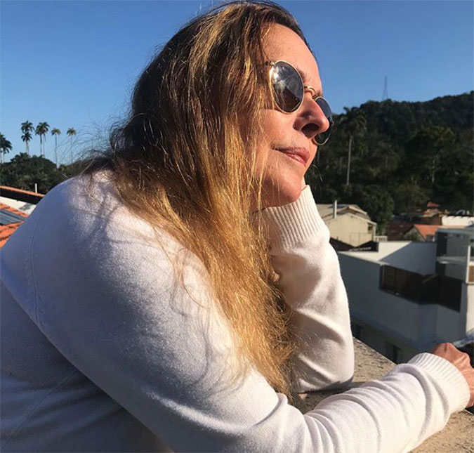 Maria Zilda Bethlem fala sobre vício em cigarro e rebate críticas por fumar em <I>lives</I>: <I>- Vou morrer fazendo uma festa, regada a champanhe</I>
