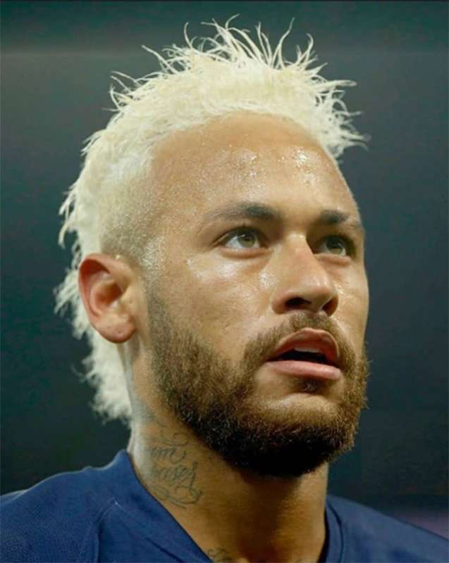 Neymar Jr. posa em família e radicaliza com novo corte de cabelo, veja