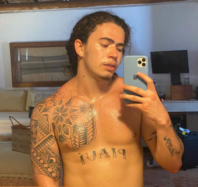 Whindersson Nunes acompanhado? Detalhe em foto do humorista no México intriga fãs: <i>Bolsa de mulher ali</i>