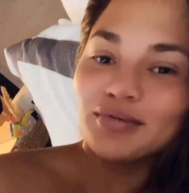 Chrissy Teigen revela sexo de seu terceiro bebê sem querer ao contar que gravidez é de alto risco!