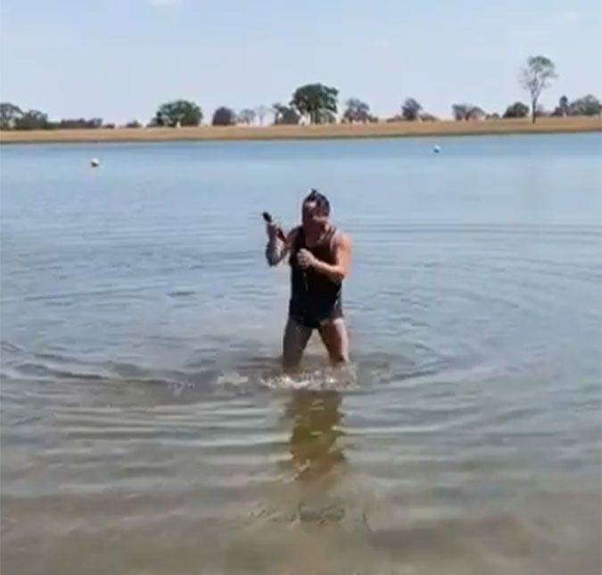 Leonardo surpreende ao entrar em rio e pescar peixe com as próprias mãos; confira!