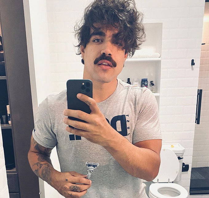 Caio Castro surpreende <i>web</i> ao aparecer com bigode inspirado em vocalista da banda <i>Red Hot Chili Peppers</i>, veja!