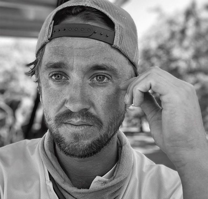Tom Felton, que interpretou o personagem Draco Malfoy na franquia Harry Potter, fez um desabafo importante nas redes sociais. O ator usou o seu Twitter para apoiar a campanha Setembro Amarelo, que tem como objetivo a prevenção do suicídio, e aproveitou para falar sobre os seus próprios pensamentos suicidas: Eu me sinto mais forte hoje. Mais forte por conseguir dizer que eu sofri. Que eu lutei. Eu me silenciei por vergonha. Mas não mais. Ele teve muita coragem, não é? Parabéns, Tom!