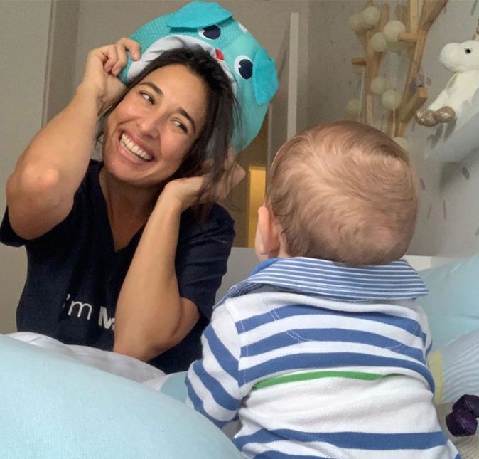 Ao compartilhar uma foto brincando com o bebê, Giselle aproveitou para fazer um desabafo: Me virando estou! Me equilibrando no vira vira. Virar coelho com uma voz quase irritante (porque o pequeno gosta) é a personagem mais fácil por aqui... Tenho tanta coisa para falar, escrever, virar de fato e me abrir por aqui. Quando me abro, vocês Mamas se abrem e a gente torna essa rede cada vez mais poderosa. Posso falar? Estou EXAUSTA! Preciso fortalecer meu Autocuidado. Preciso parar de romantizar a Super Mãe Maravilha e cuidar de mim para cuidar da minha cria. A matemática é simples: Mãe Saudável = Cria Saudável! Avante, Mamas, e viremos nossas melhores amigas uma vez por todas! PEÇAM AJUDA!!! Ps: sinto que a cria vem para pedir essa virada da gente #maternidadereal #maesolo. A publicação foi feita no Instagram de Giselle e diversas mulheres falaram sobre os seus medos e desafios durante a maternidade - incluindo Samara Felippo: Sim, amiga. Elas vêm para entendermos que não somos guerreiras e cansaço materno não pode ser romantizado. Cuide-se, você bem, ele estará bem. Não tenha culpa de deixá-lo com sua rede de apoio, seguro e bem, quando precisar de um tempo para amar e resgatar um pouco a Giselle que ficou lá atrás. Te amo. Sou sua rede quando precisar. Um apoio muito importante, né?