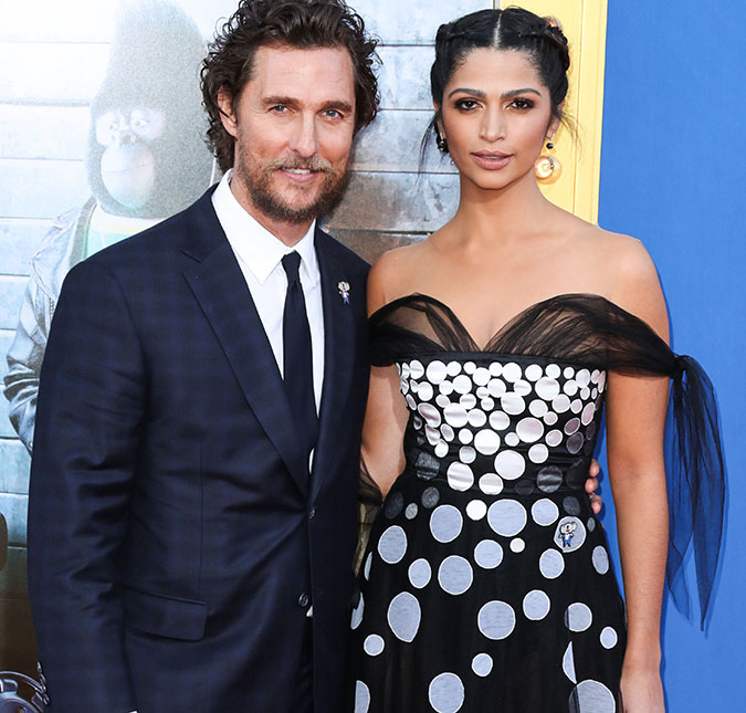 Camila Alves faz as unhas dos pés da mãe de Matthew McConaughey e brinca: <I>Outro nível</I>