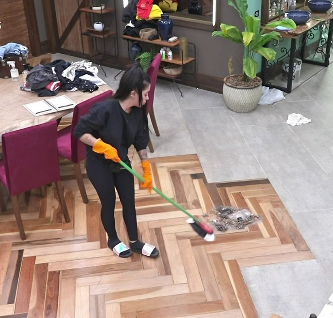 MC Mirella passa a madrugada fazendo faxina em <i>A Fazenda</i> e dá recado aos peões