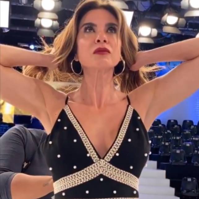 Luciana Gimenez tem dificuldade em fechar vestido e dispara: <I>Zíper no Brasil não funciona</i>