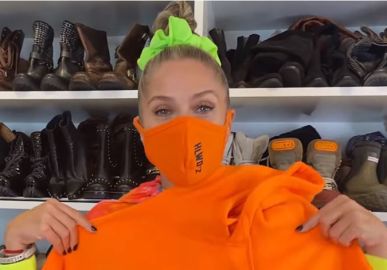 Adriane Galisteu abre <i>closet</i> e sofre com os comentários do marido: <i>- Você não foi gongada com esse look?</i>