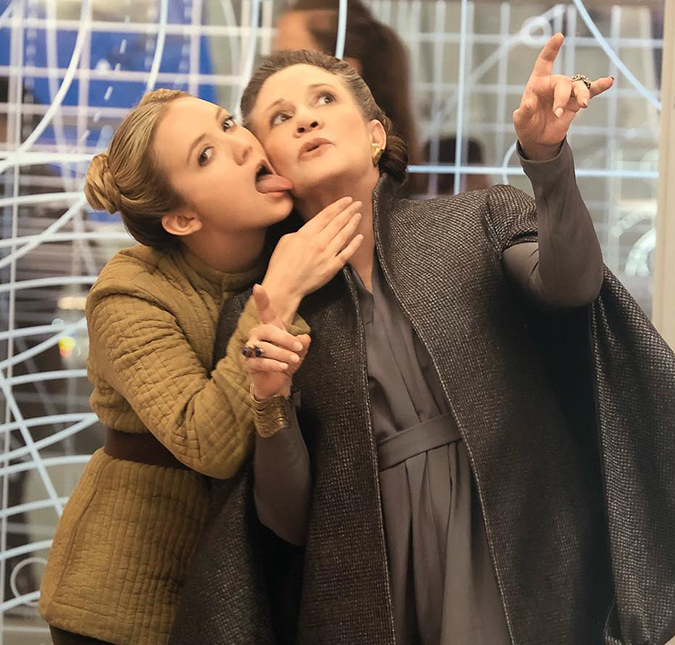 Billie Lourd anuncia nome de seu primeiro filho e revela homenagem para a mãe, Carrie Fisher; confira!