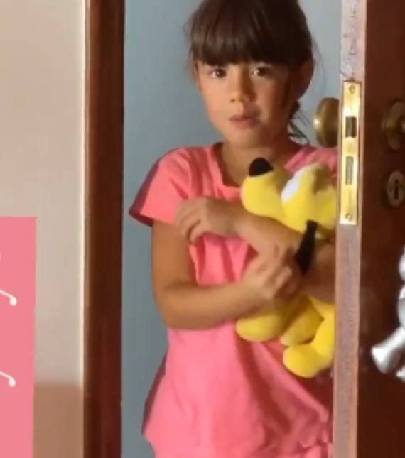 Isolada com Covid-19, Luana Piovani recebe visitas dos filhos... mas pequenos não passam da porta