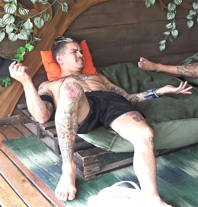 Após briga com Jojo Todynho, Biel dispara em <I>A Fazenda 12</I>: - <I>Se vier para cima, vou dar a cara para o murro, assim ela já sai</I>