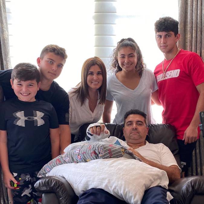 Buddy Valastro posa em casa após acidente: <I>Grato pelo amor e apoio que recebi nas redes sociais</i>