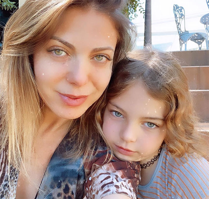Sheila Mello compartilha banho em cachoeira com o namorado e a filha - internautas comentam: <i>Como a Brenda cresceu!</i>