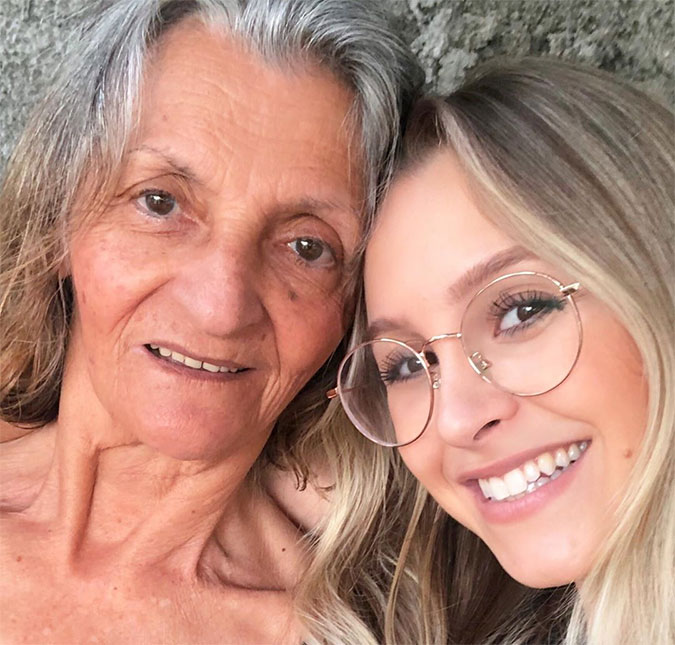 Carla Diaz posta vídeo fofo com a avó, que tem Alzheimer, e emociona ao falar da doença: <I>Experiência não é fácil</I>