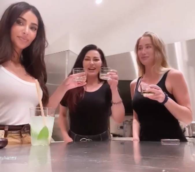 Kim Kardashian mostra sessão de estudos regada a tequila