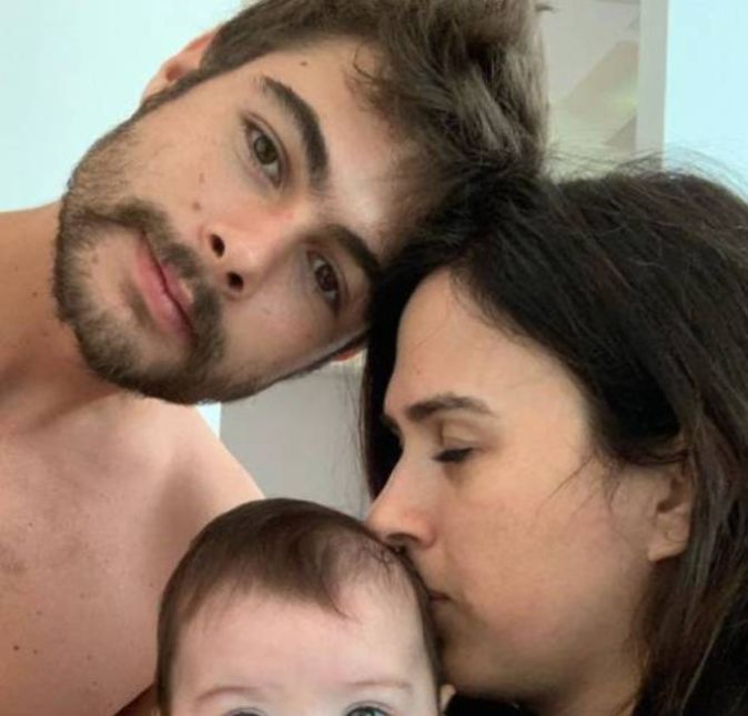 Certa vez, Rafa compartilhou em seu Instagram um vídeo em que a sua filha, Clara Maria, o chama de papa! No registro, o mariso de Tatá Werneck aparece segurando a pequena e perguntando: - Quem sou eu? E a bebê responde: - Papa! Na legenda, ele escreveu o seguinte: Ser seu papa é demais pro meu coraçãozinho, filhota... num aguento de tanto amor!!! Nos comentários, a própria Tatá se derreteu pelo registro: Hahaha meus amores! Paizinho mais lindo do mundo e minha deusa, razão da minha vida! Recentemente, ele ainda mostrou que Clara é uma linda alpinistinha! Certa vez, Rafa compartilhou em seu Instagram um vídeo em que a sua filha, Clara Maria, o chama de papa! No registro, o mariso de Tatá Werneck aparece segurando a pequena e perguntando: - Quem sou eu? E a bebê responde: - Papa! Na legenda, ele escreveu o seguinte: Ser seu papa é demais pro meu coraçãozinho, filhota... num aguento de tanto amor!!! Nos comentários, a própria Tatá se derreteu pelo registro: Hahaha meus amores! Paizinho mais lindo do mundo e minha deusa, razão da minha vida! Recentemente, ele ainda mostrou que Clara é uma linda alpinistinha!