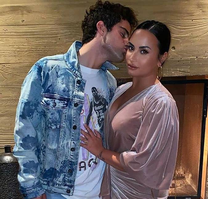 Ex de Demi Lovato diz que término de noivado foi <i>golpe de relações públicas</i> para a cantora promover a nova música