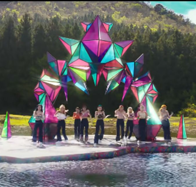 Um detalhe no vídeo de More & More, do grupo Twice, também chamou a atenção depois que um artista americano chamado Davis McCarty alegou que o grupo havia plagiado sua obra de arte. A acusação chegou até a empresa responsável pelo grupo, JYP Entertainment, e um comunicado foi emitido, afirmando que havia sido feito um acordo com o artista.