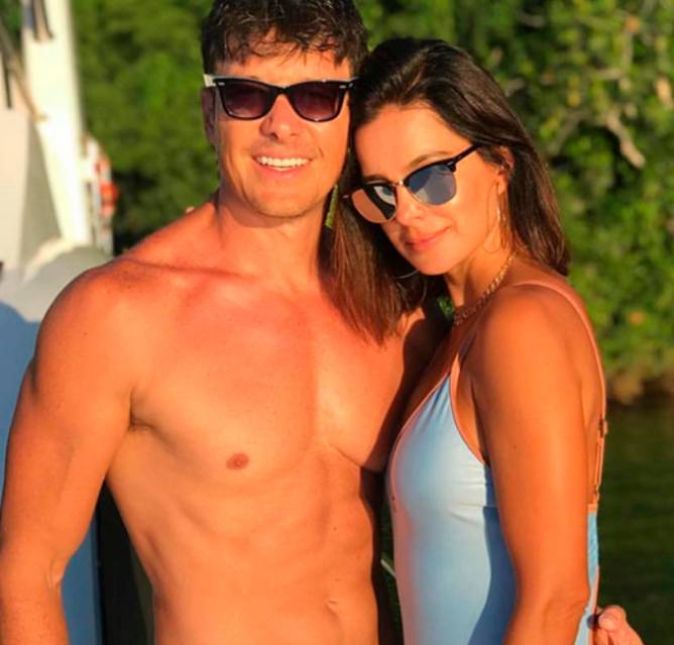 Ao postar despretensiosamente uma foto ao lado da esposa, Vera Viel, Rodrigo Faro chamou a atenção de seus fãs que, é claro, não deixaram de comentar! No clique, o apresentador aparece de sunga e recebeu mensagens do tipo: Que monte é esse, minha gente? Eu acho que aí dentro só pode ter uma garrafa de coca, por que não é possível Brasil... Imagina quando esse negócio se esperta como não fica! Deus me livre, mas quem me dera.
