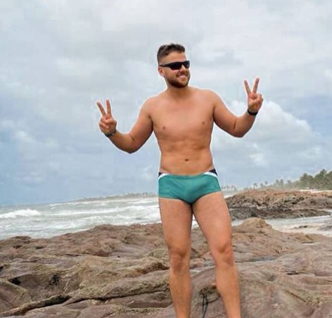 Zé Neto, da dupla com Cristiano, postou fotos de sunga em um dia de praia e logo se tornou um dos assuntos mais comentados da web! Algumas seguidoras mais atrevidas aproveitaram as imagens para falar coisas do tipo: Se verde tá assim... imagine maduro...; Não tinha mochila pra levar o desodorante?; Desculpa pelo zoom; GRANDE Zé Neto! Depois dos comentários, o sertanejo até brincou e postou uma montagem da mesma foto, em que aparece de shorts!