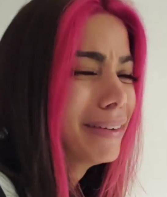 Anitta assiste filme romântico e se empolga: <I>- Quero me casar agora</i>