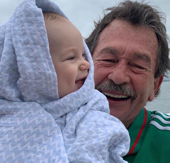 A artista também registrou a primeira vez do pequeno na praia! No colo do vovô, Fernando Itié, Pedro Luna abriu um sorrisão ao ver o mar bem de pertinho. No Instagram, Giselle escreveu o seguinte na legenda: Vamos a la playa! oh oh oh. Conhecendo o mar que a minha Mami tanto Ama, bem abraçadinho com o Bôbô... Novo ciclo já me dando a natureza de presente! Gracias vida! Sete meses isolada. Exatamente o tempo de vida do meu amor. E hoje apresento para o meu Pedrin o maaaaaaar. Privilegiados nós, eu sei. Obrigada Vida. PS: estamos devidamente isolados. No alto mar. É muita fofura para um bebê só, não é?