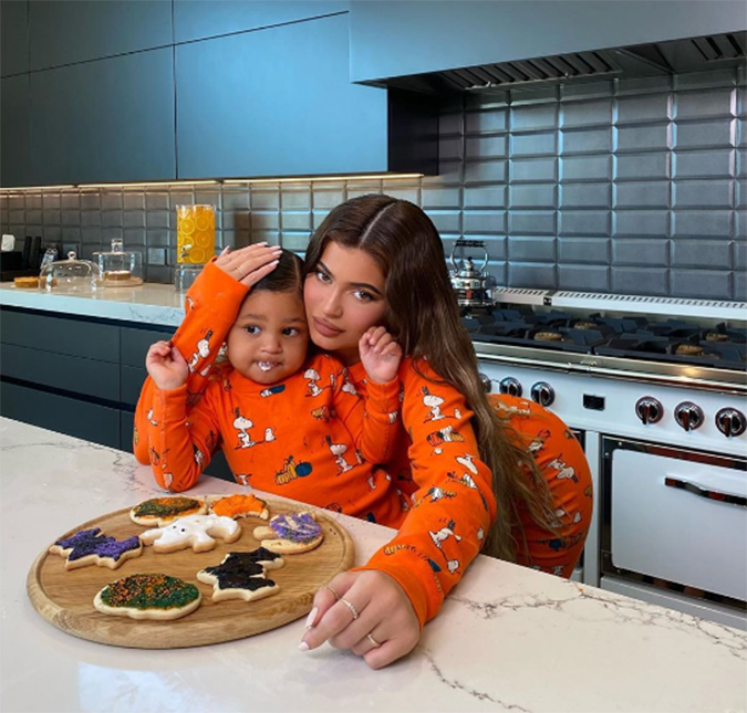 Kylie Jenner faz <i>cookies</i> com Stormi e fãs elogiam: <i>Criança mais educada da família Kardashian</i>