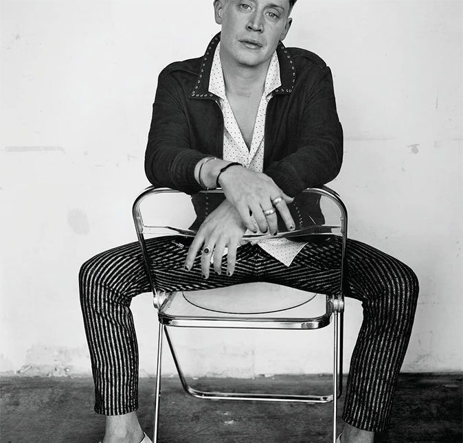 Macaulay Culkin usa máscara de <i>Esqueceram De Mim: Meu eu mais novo</i>, veja!