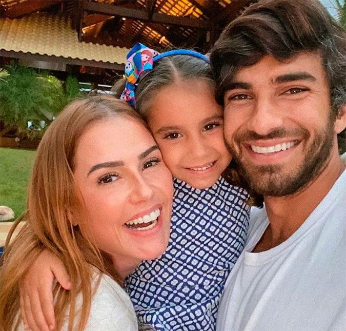 Deborah Secco e Hugo Moura anunciram que estavam à espera de Maria Flor cerca de três meses depois de revelarem o namoro. Na época, Deborah estava escalada para Verdades Secretas e precisou deixar a novela, já que não havia condições de sua personagem ficar grávida. Ela foi substituída por Drica Moraes. Deborah e Hugo se casaram em 2015, em segredo, na Bahia, quando a atriz já exibia o barrigão! Deborah Secco e Hugo Moura anunciram que estavam à espera de Maria Flor cerca de três meses depois de revelarem o namoro. Na época, Deborah estava escalada para Verdades Secretas e precisou deixar a novela, já que não havia condições de sua personagem ficar grávida. Ela foi substituída por Drica Moraes. Deborah e Hugo se casaram em 2015, em segredo, na Bahia, quando a atriz já exibia o barrigão!