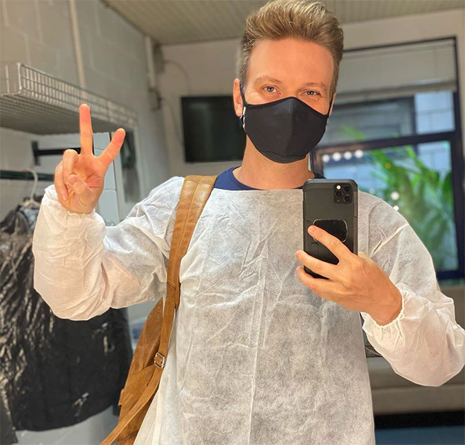 Michel Teló aparece com <I>look anti-coronavírus</I> para gravar o <I>The Voice Brasil</I>; confira!