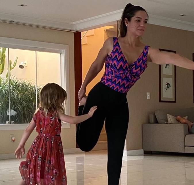 Thais Fersoza encanta ao mostrar a filha, Melinda, fazendo ioga com ela: <i>Olha, mamãe, eu tô arrasando!</i>