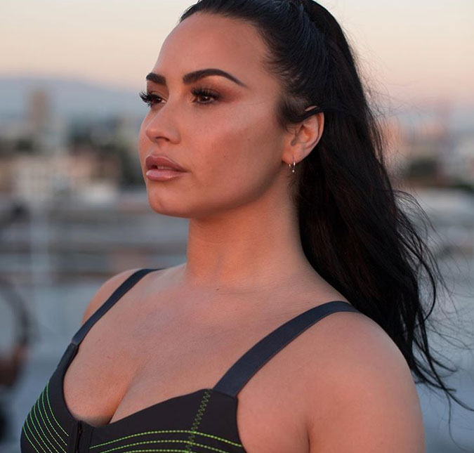 Demi Lovato revela que conseguiu ter seios fartos depois de superar problemas alimentares: <I>- Peitões que eu queria</i>