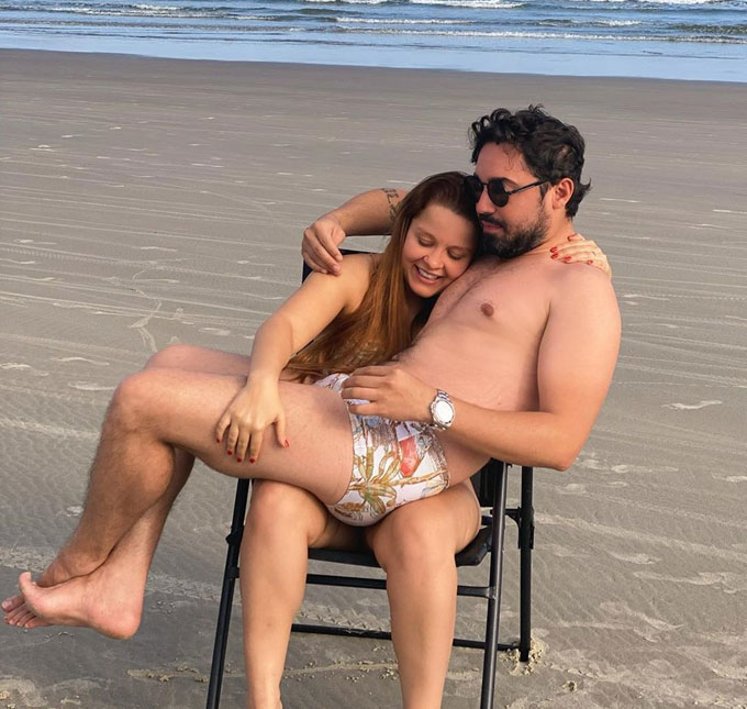 Após reatar romance, Fernando Zor posa no colo de Maiara e declara: <i>Namore alguém que te trate como princeso</i>