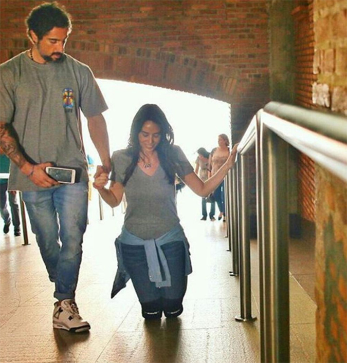 Marcos Mion relembra foto de Suzana Gullo pagando promessa de joelhos após cura de câncer