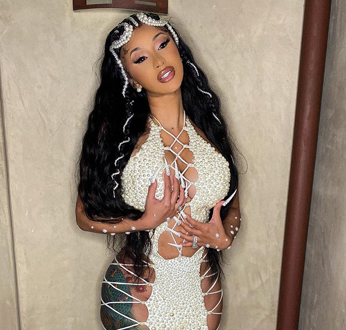Cardi B publica <i>nude</i> por engano e se defende: <i>Eu costumava ser uma stripper, então tanto faz</i>