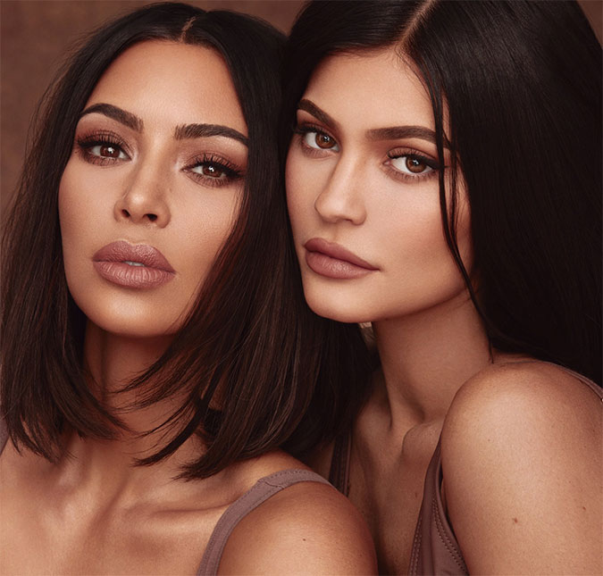 Após ter título de bilionária retirado, Kylie Jenner fica para trás por ser <I>mais pobre</I> que a irmã, Kim Kardashian
